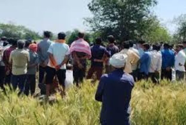 मां ने 4 बेटियों को कुएं में फेंका