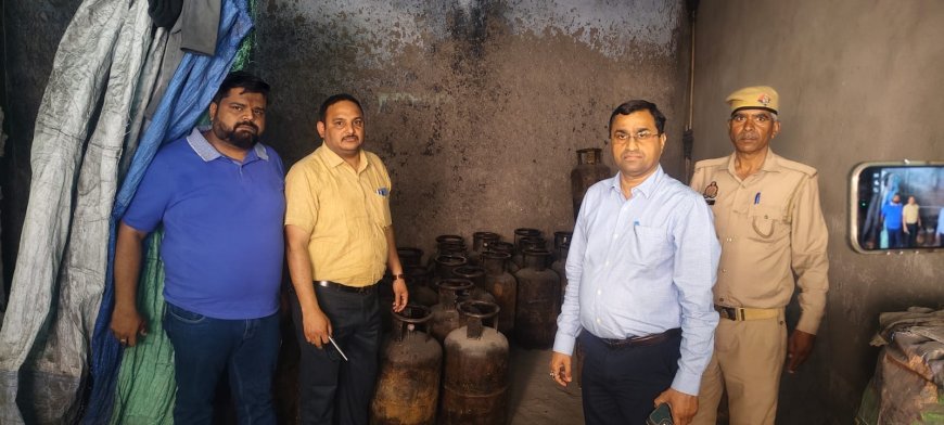 आगरा में गैस कालाबाजारी पर छापा