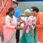 आगरा टेक्निकल एयरपोर्ट पर राष्ट्रपति द्रौपदी मुर्मू का स्वागत करते केंद्रीय मंत्री एसपी सिंह बघेल और राज्यपाल आनंदीबेन पटेल - ताज न्यूज़।