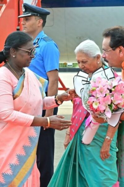 आगरा टेक्निकल एयरपोर्ट पर राष्ट्रपति द्रौपदी मुर्मू का स्वागत करते केंद्रीय मंत्री एसपी सिंह बघेल और राज्यपाल आनंदीबेन पटेल - ताज न्यूज़।