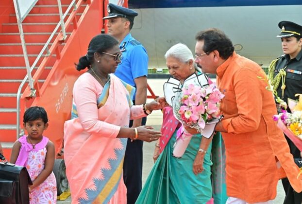 आगरा टेक्निकल एयरपोर्ट पर राष्ट्रपति द्रौपदी मुर्मू का स्वागत करते केंद्रीय मंत्री एसपी सिंह बघेल और राज्यपाल आनंदीबेन पटेल - ताज न्यूज़।