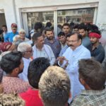 किरावली में सांसद राजकुमार चाहर का जनता दरबार और अधिकारियों को फटकार - ताज न्यूज़।