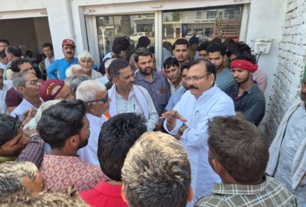 किरावली में सांसद राजकुमार चाहर का जनता दरबार और अधिकारियों को फटकार - ताज न्यूज़।