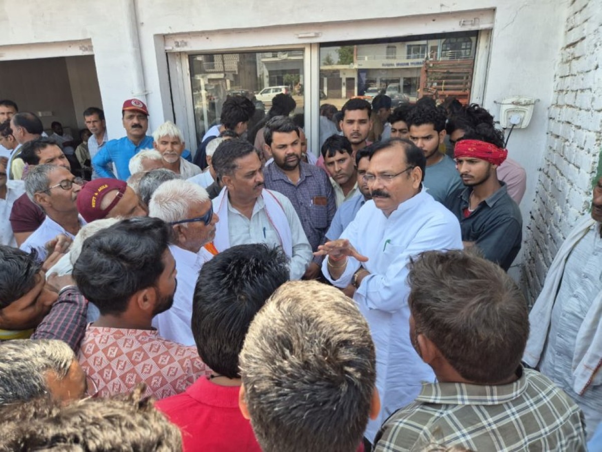 किरावली में सांसद राजकुमार चाहर का जनता दरबार और अधिकारियों को फटकार - ताज न्यूज़।