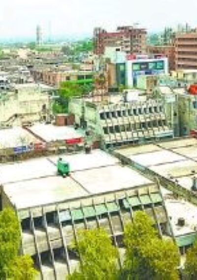 आगरा संजय प्लेस में नगर निगम द्वारा गृहकर बकाया होने पर दुकानों की सीलिंग की कार्रवाई - ताज न्यूज़।