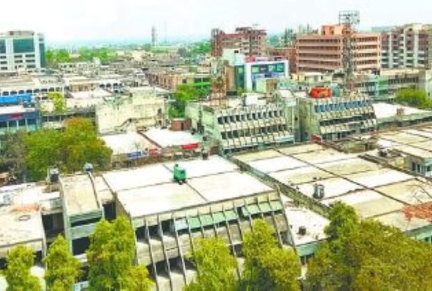 आगरा संजय प्लेस में नगर निगम द्वारा गृहकर बकाया होने पर दुकानों की सीलिंग की कार्रवाई - ताज न्यूज़।