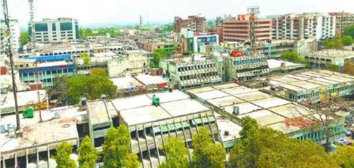 आगरा संजय प्लेस में नगर निगम द्वारा गृहकर बकाया होने पर दुकानों की सीलिंग की कार्रवाई - ताज न्यूज़।