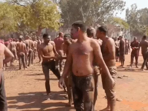 आगरा पुलिस की कीचड़ और कपड़ा फाड़ होली