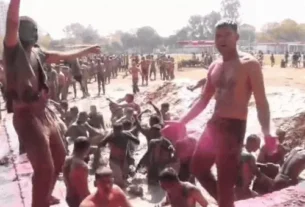 आगरा पुलिस की कीचड़ और कपड़ा फाड़ होली