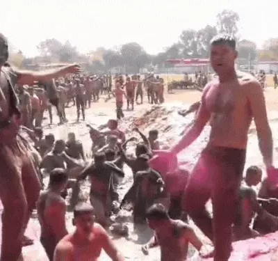 आगरा पुलिस की कीचड़ और कपड़ा फाड़ होली