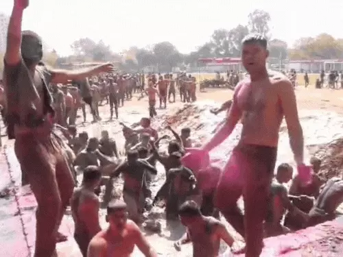 आगरा पुलिस लाइन में होली की मस्ती