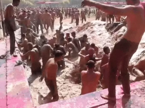 कपड़ा फाड़ होली आगरा