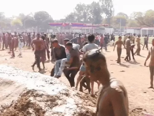 होली के गानों पर झूमते पुलिसकर्मी