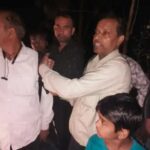 आगरा के बिचपुरी मार्ग पर सर्राफा व्यापारी से लूट के बाद जांच करती पुलिस।