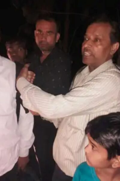 आगरा के बिचपुरी मार्ग पर सर्राफा व्यापारी से लूट के बाद जांच करती पुलिस।