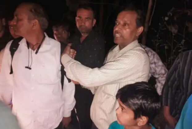 आगरा के बिचपुरी मार्ग पर सर्राफा व्यापारी से लूट के बाद जांच करती पुलिस।