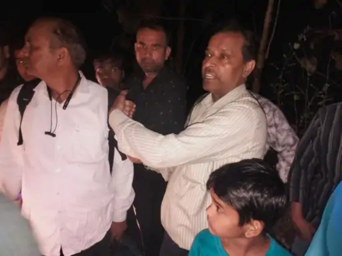 आगरा के बिचपुरी मार्ग पर सर्राफा व्यापारी से लूट के बाद जांच करती पुलिस।