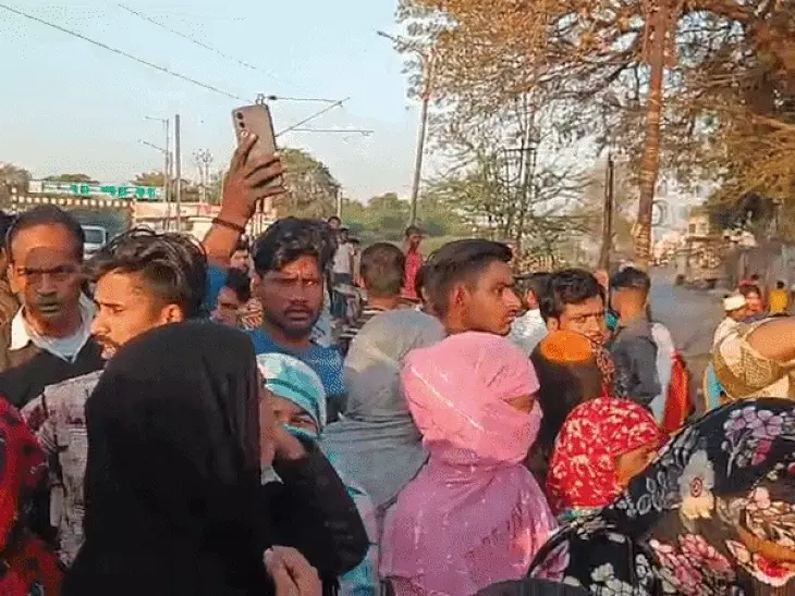 आगरा में परिजनों ने सड़क पर शव रखकर लगाया जाम