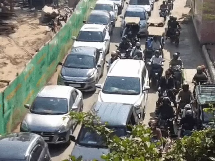आगरा ट्रैफिक जाम के कारण वाहन चालक परेशान