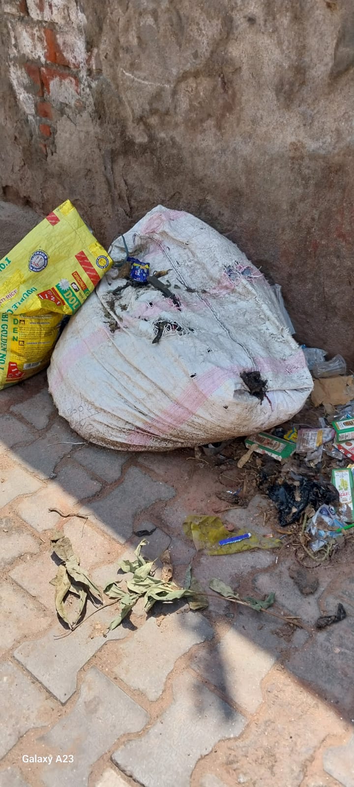 यमुना नदी के किनारे पड़ा जूता फैक्ट्रियों का कचरा