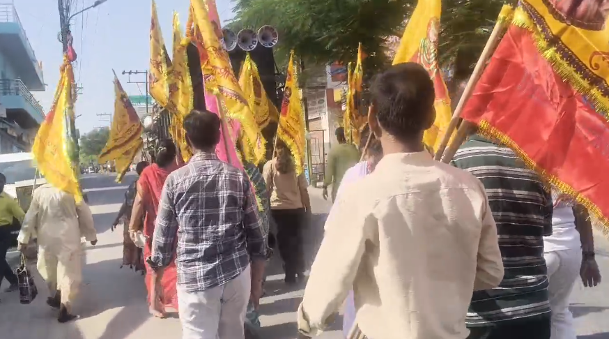 आगरा नरेश श्याम भक्त सेवा समिति द्वारा आयोजित निशान यात्रा के दौरान गौ सेवा