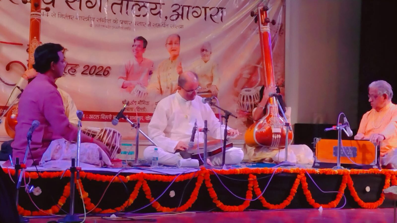 आगरा के गुरुवर संगीत समारोह में संगतकारों की शानदार जुगलबंदी