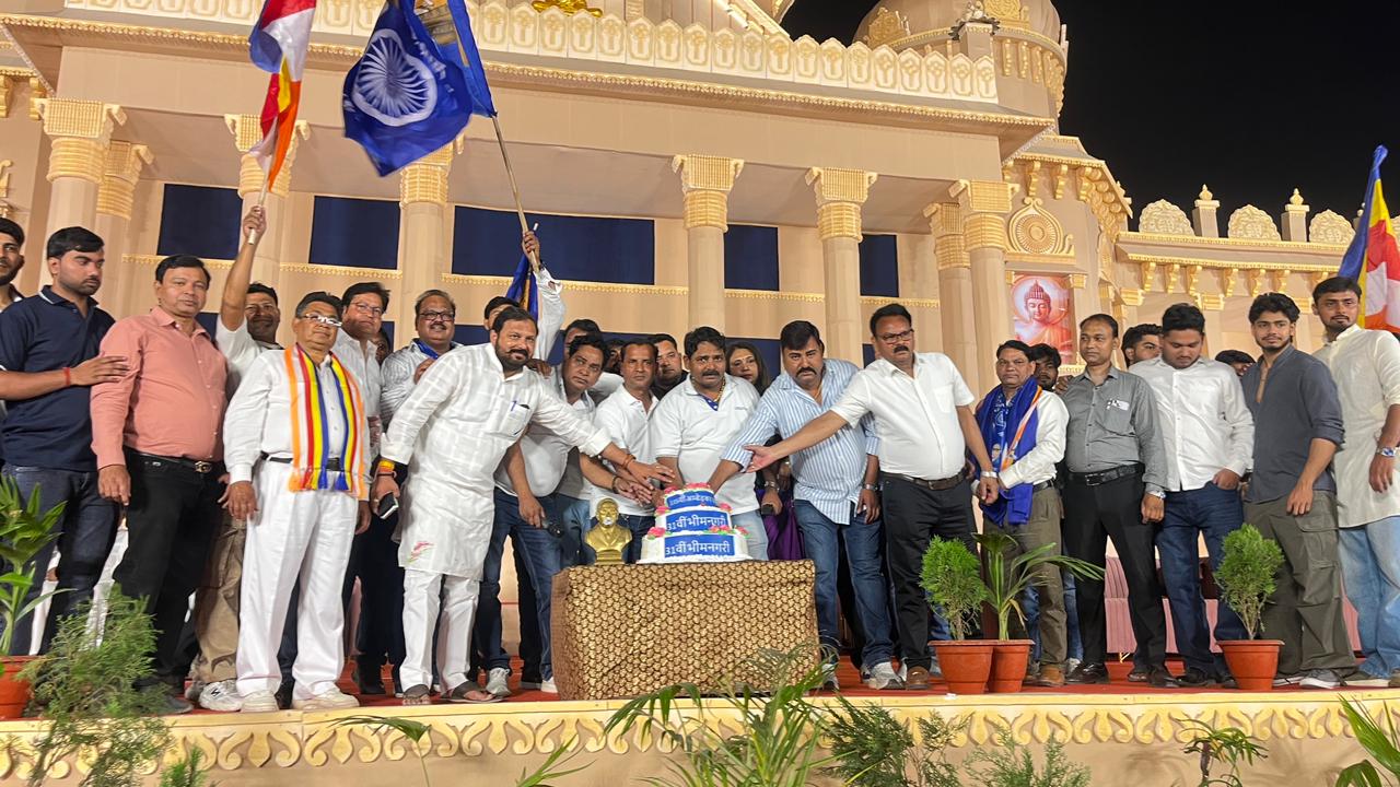 भीमनगरी शाहगंज आगरा मुख्य मंच केक कटिंग समारोह