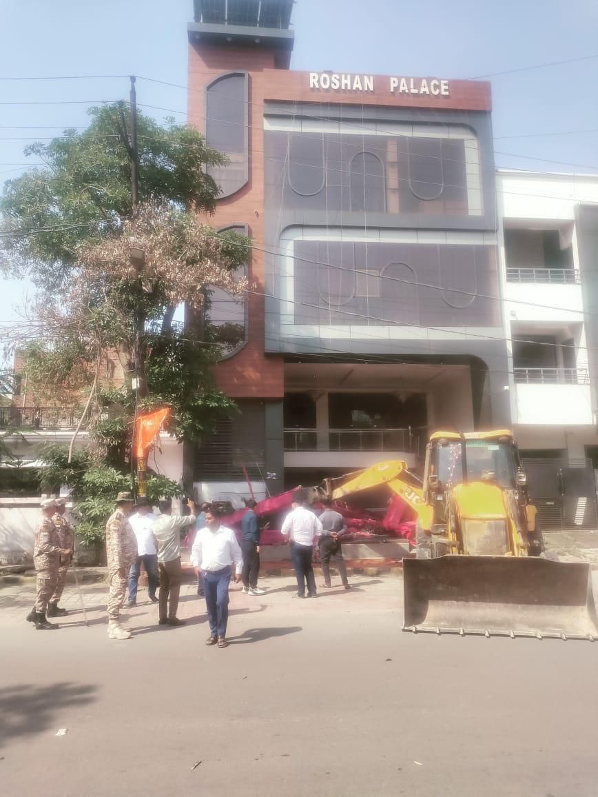 आगरा सिकंदरा योजना में अवैध निर्माण पर आवास विकास परिषद की सीलिंग और बुलडोजर कार्रवाई का दृश्य