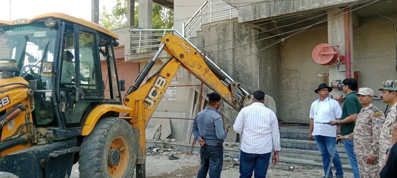 आवास विकास परिषद के अधिकारियों द्वारा सिकंदरा सेक्टर 4 में संपत्ति को सील करने की प्रक्रिया