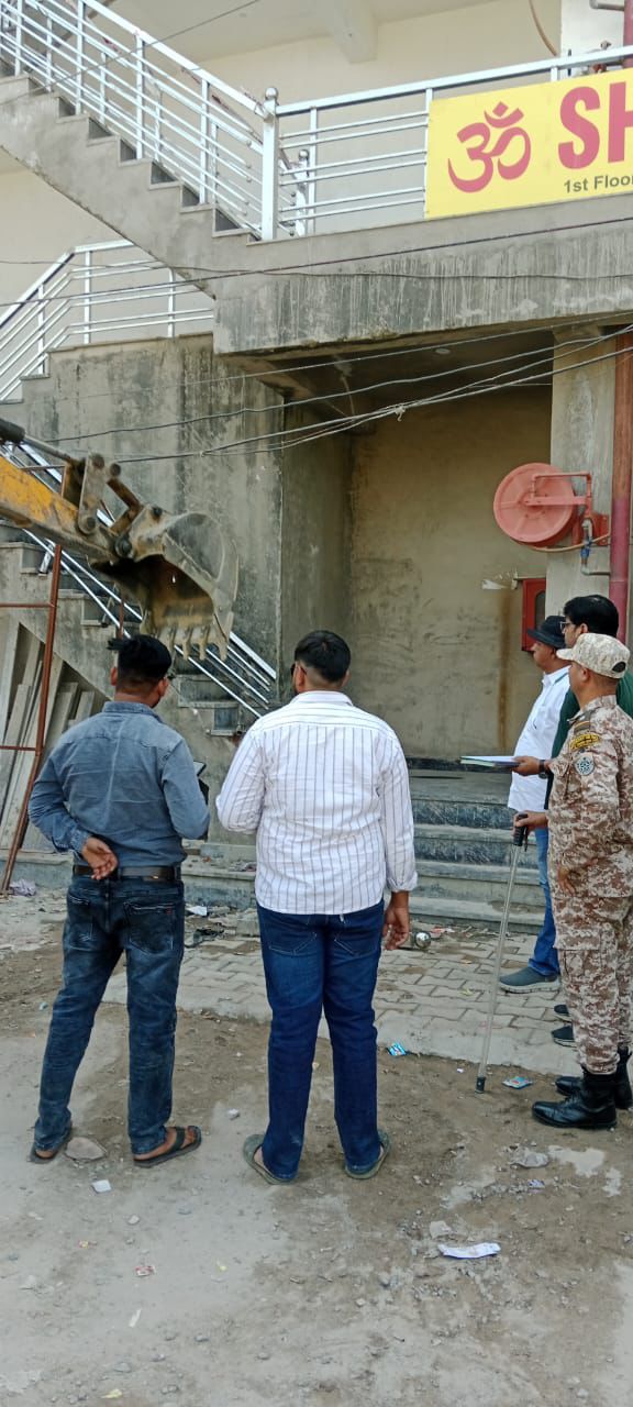 प्रवर्तन दल और स्थानीय पुलिस बल की मौजूदगी में सिकंदरा में अवैध निर्माण के खिलाफ अभियान