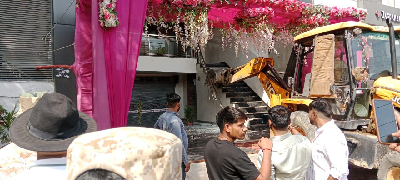 अवैध रूप से संचालित पेस कोचिंग संस्थान और लाइब्रेरी के आंशिक ध्वस्तीकरण का नजारा