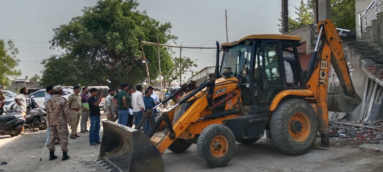 सिकंदरा सेक्टर 7 के रोशन पैलेस पर नक्शे के विपरीत निर्माण के चलते परिषद की सीलिंग कार्रवाई