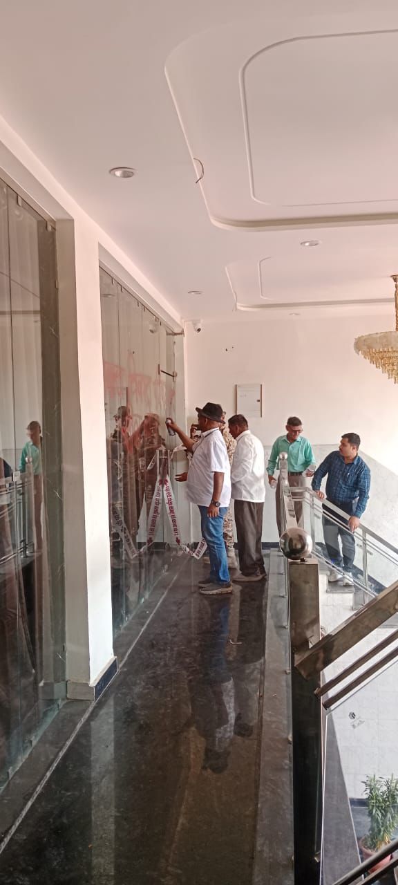 बुलडोजर द्वारा अवैध निर्माण को गिराते हुए आवास विकास परिषद का प्रवर्तन दल