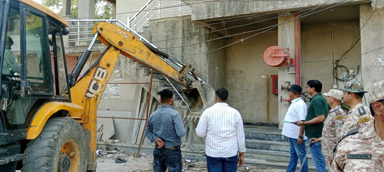 आगरा सिकंदरा में पुलिस की मौजूदगी में शांतिपूर्ण तरीके से संपन्न हुआ सीलिंग अभियान