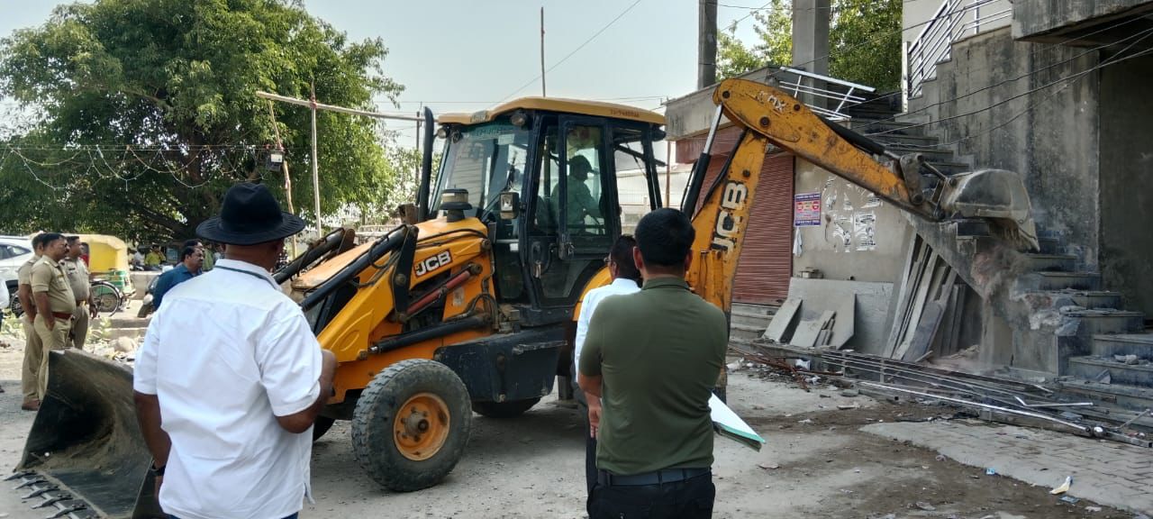 आवास विकास परिषद की टीम द्वारा हिटाची कैश मैनेजमेंट कंपनी की संपत्ति पर ध्वस्तीकरण की चेतावनी