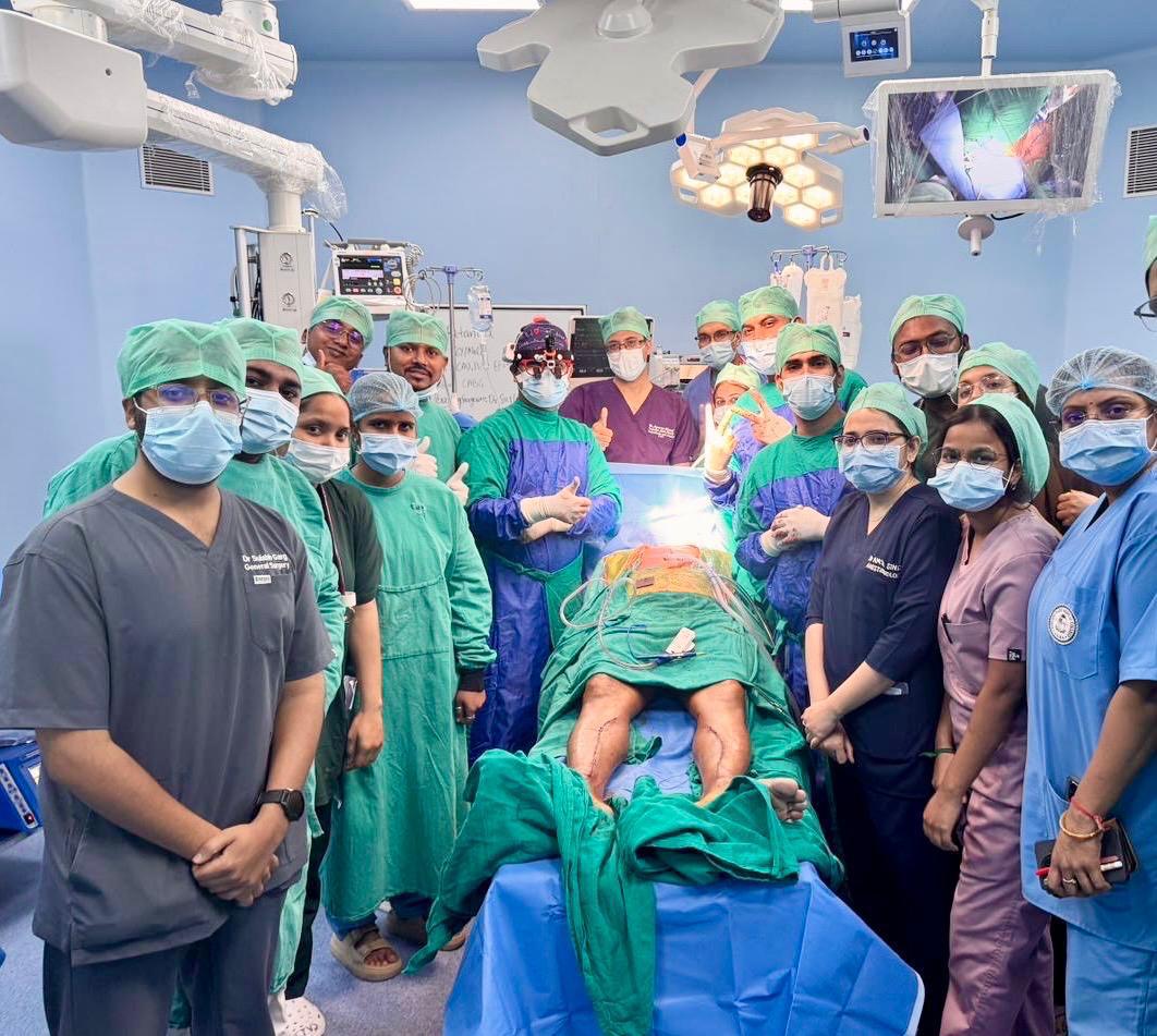 एसएन मेडिकल कॉलेज आगरा में बीटिंग हार्ट बायपास सर्जरी करते डॉ सुशील सिंघल और उनकी विशेषज्ञ सर्जिकल टीम