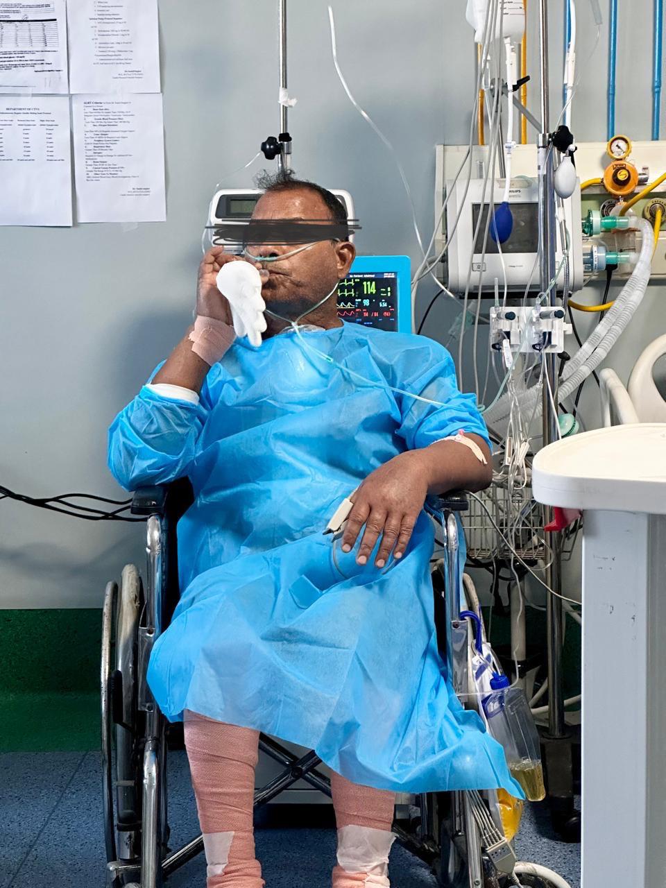 एसएन मेडिकल कॉलेज के ऑपरेशन थियेटर में बीटिंग हार्ट तकनीक से दिल की धमनियों का ब्लॉकेज खोलते डॉक्टर्स