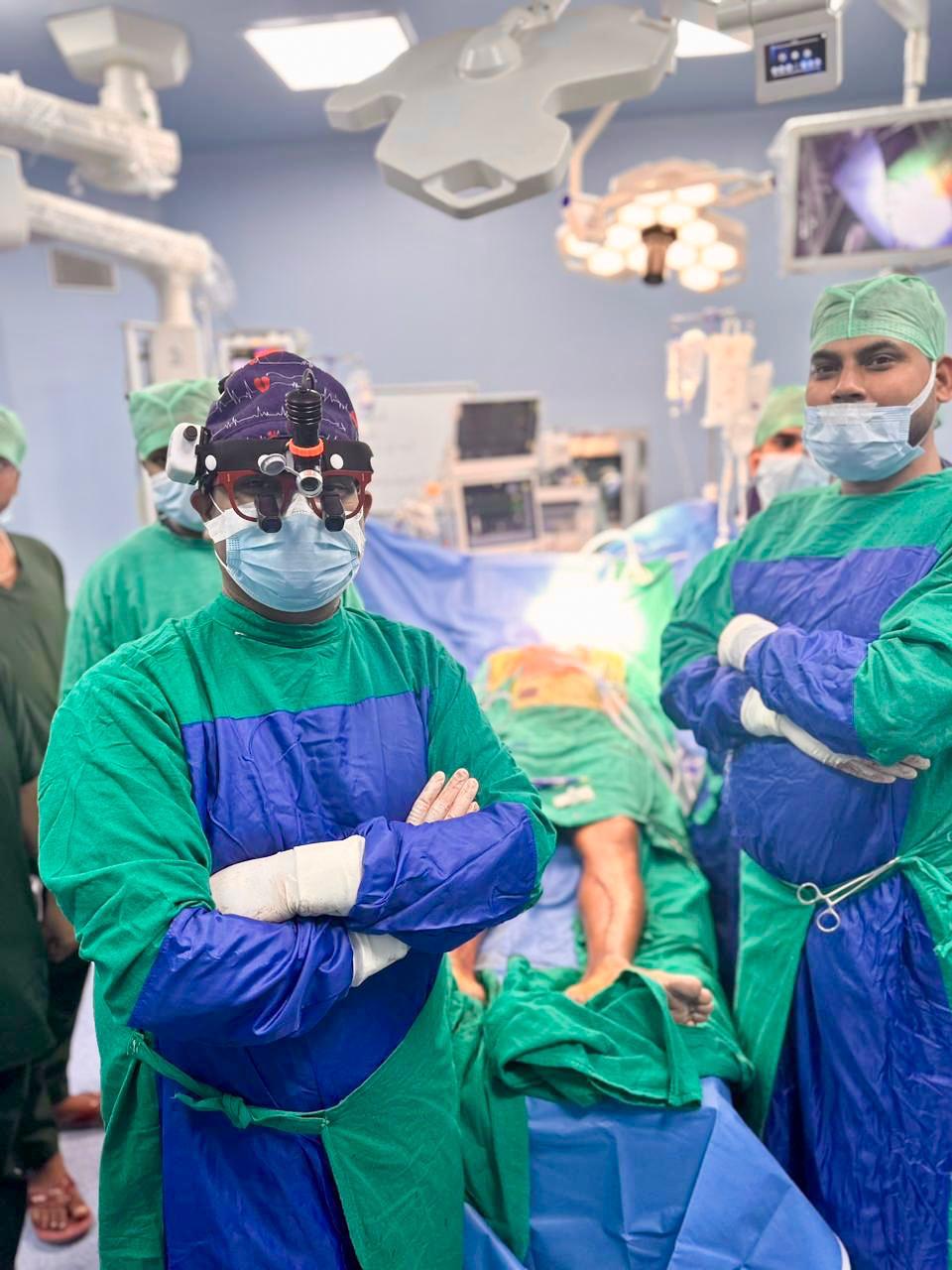 सर्जरी के बाद आईसीयू में अपनी टीम के साथ मरीज की मॉनिटरिंग करते डॉ सुशील सिंघल