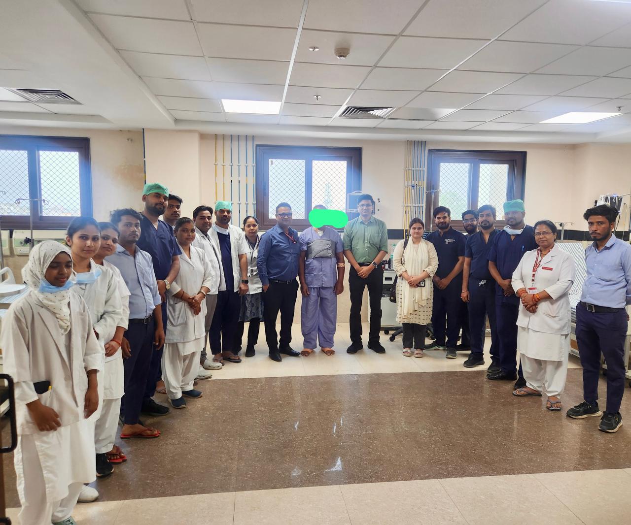 एसएन मेडिकल कॉलेज के प्राचार्य डॉ प्रशांत गुप्ता अपनी टीम के साथ इस ऐतिहासिक सफलता पर चर्चा करते हुए