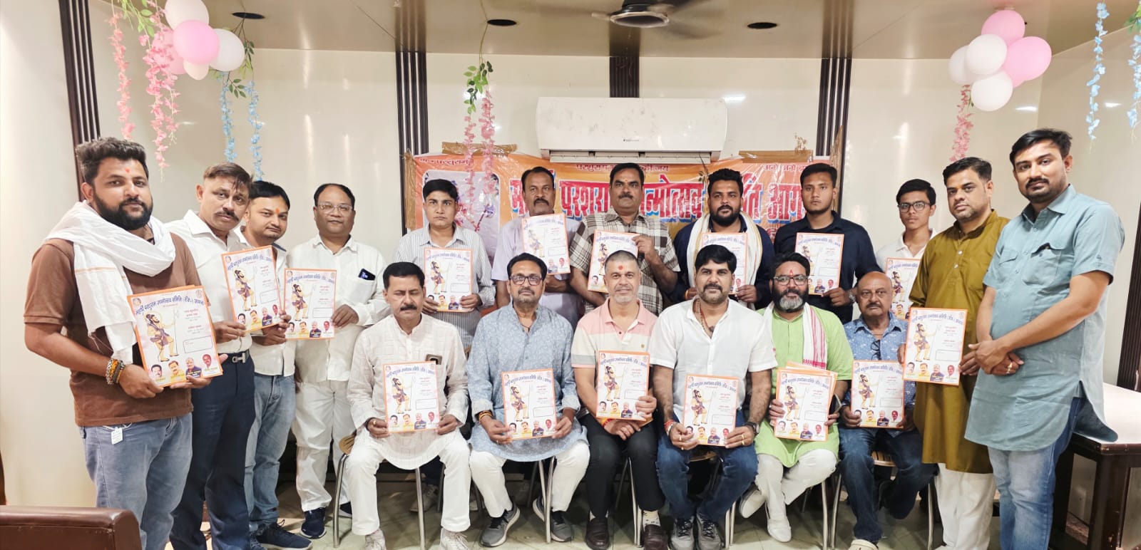 महर्षि परशुराम जन्मोत्सव समिति आगरा द्वारा आयोजित प्रेसवार्ता में कार्यक्रम की जानकारी देते पदाधिकारी