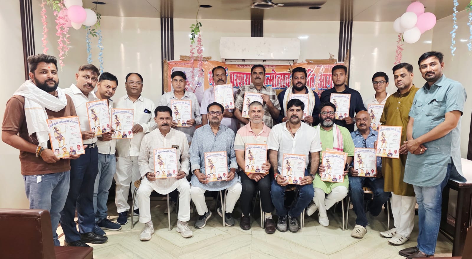 प्रेसवार्ता के दौरान भगवान परशुराम जन्मोत्सव और शोभायात्रा की रूपरेखा साझा करते समिति के सदस्य