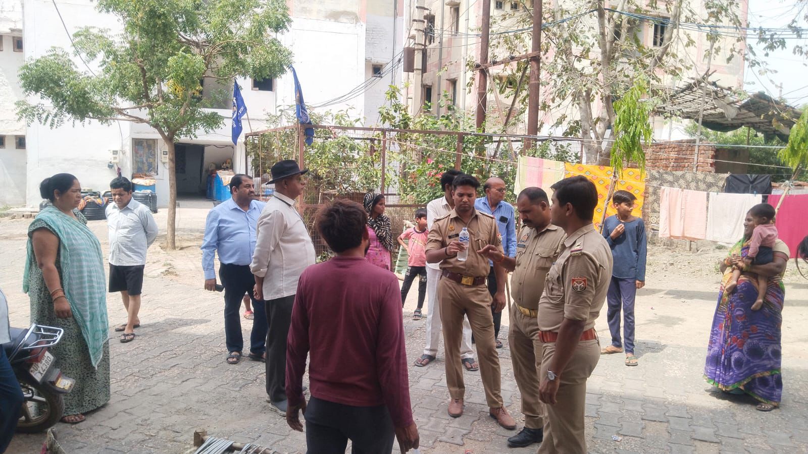 आवास विकास परिषद की टीम कालिंदी विहार में सफल कार्रवाई के बाद समीक्षा करते हुए