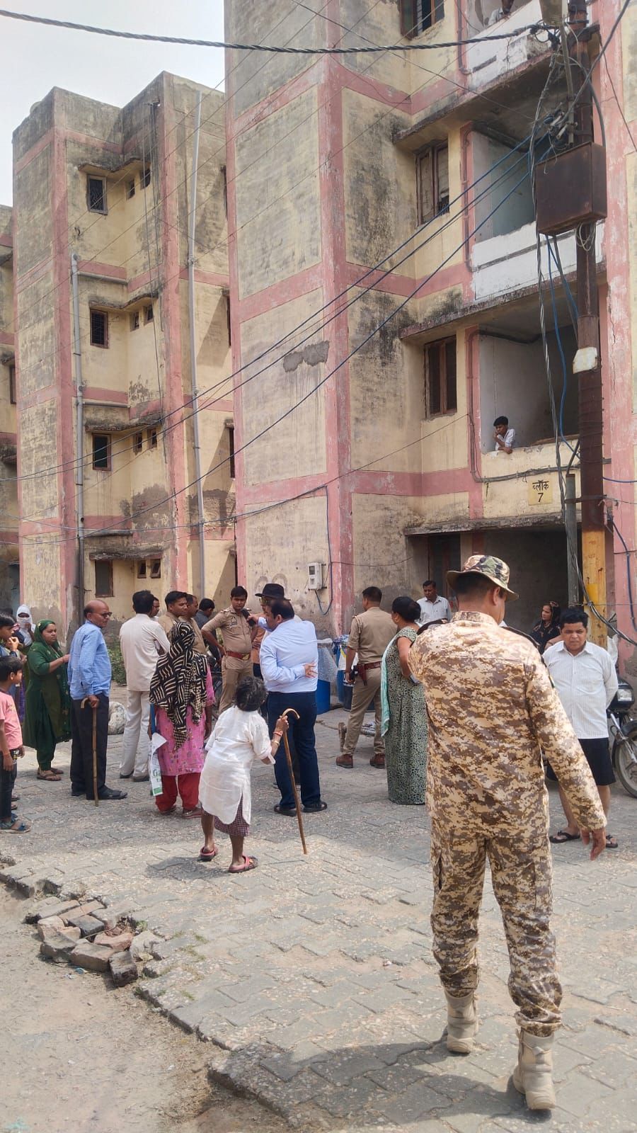 आगरा कालिंदी विहार में आवास विकास परिषद की टीम द्वारा अवैध कब्जों के खिलाफ की गई बड़ी कार्रवाई का नजारा
