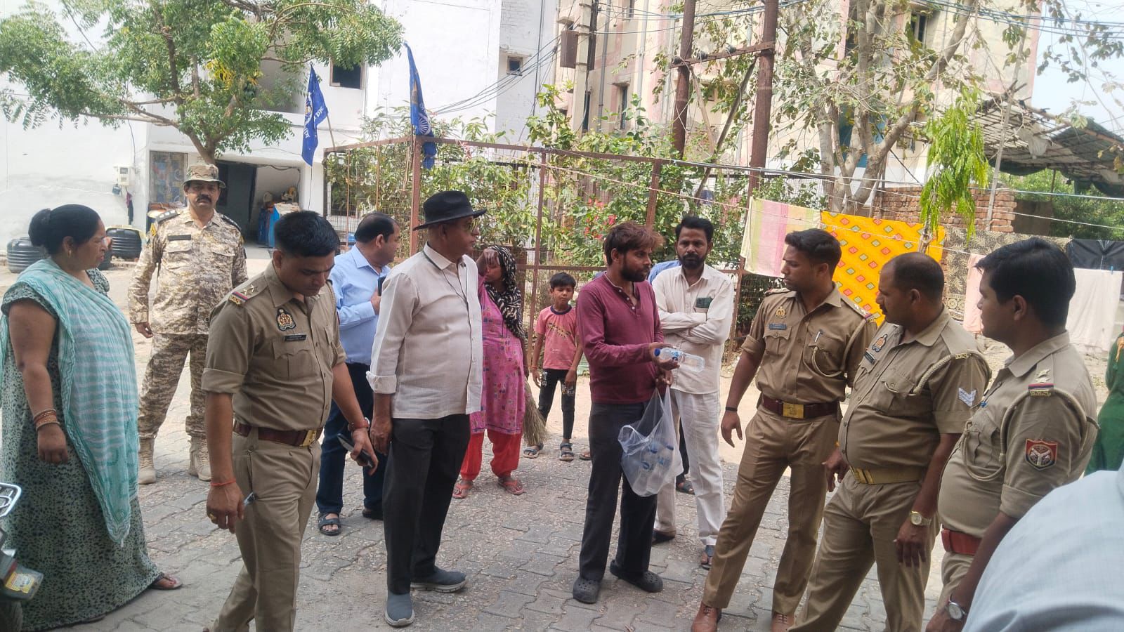 प्रवर्तन दल अधिकारी कर्नल जीएम खान और पुलिस बल कालिंदी विहार में मकानों का निरीक्षण करते हुए