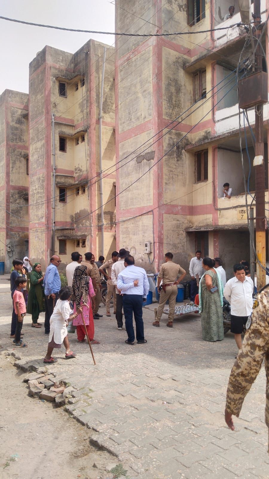 आवास विकास परिषद द्वारा अवैध रूप से रह रहे लोगों का सामान बाहर निकलवाकर मकान सील करने की प्रक्रिया