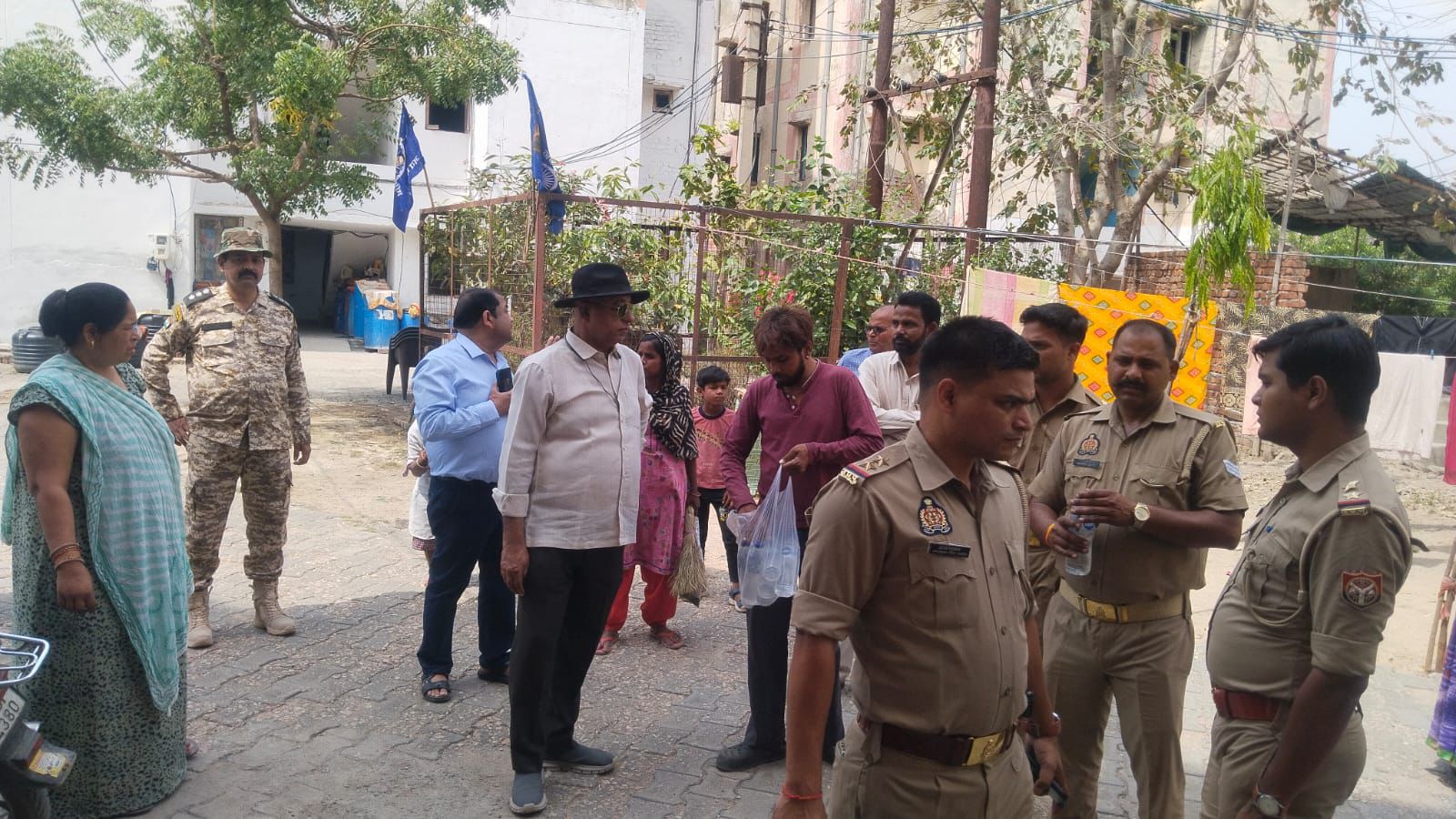 निरीक्षण के दौरान खाली पाए गए मकानों पर परिषद के ताले लगाए जाने का दृश्य