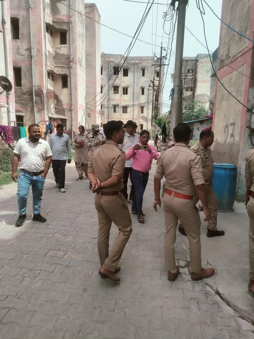 कार्रवाई के दौरान मौजूद भारी पुलिस बल और परिषद का फील्ड स्टाफ