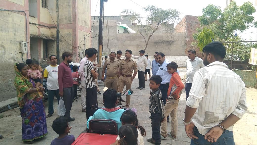 आवास विकास परिषद की टीम कालिंदी विहार के विभिन्न ब्लॉकों में चेकिंग करती हुई