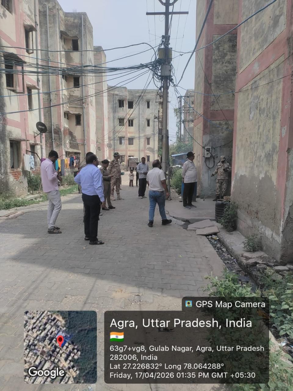 आगरा पुलिस और आवास विकास परिषद के संयुक्त अभियान के दौरान स्थानीय निवासियों से बातचीत