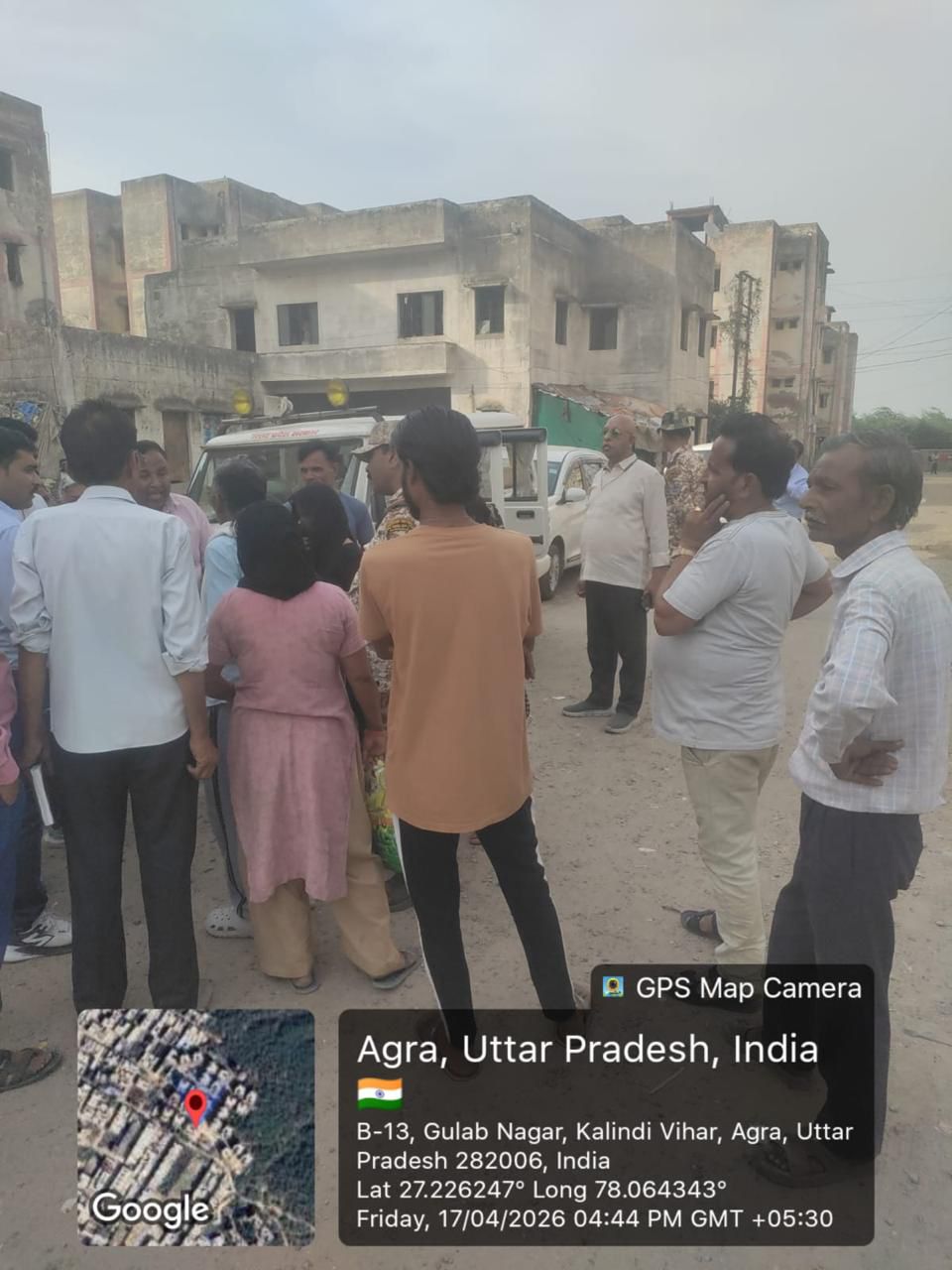 कालिंदी विहार योजना में सरकारी आवासों की सुरक्षा और सीलिंग सुनिश्चित करती टीम